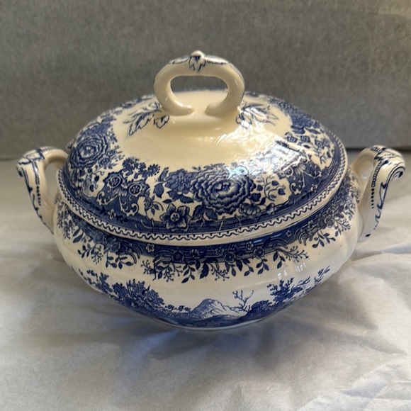 Villeroy & Boch Blue and White ANTIQUE CERAMIC TUREEN IN PERFECT CONDITION